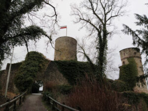 Burg mit Torbogen