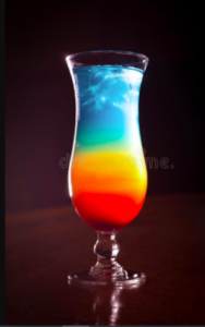 Ein bunt gefülltes (Energie) Cocktail Glass  