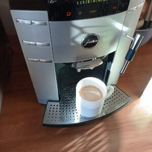 Kaffeemaschine mit Kaffee