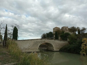 Eine Steinbrücke am Canal du Midi
