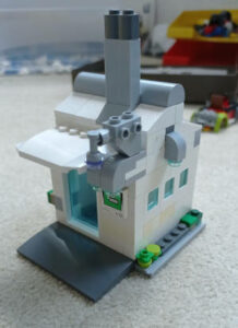 Eine Villa gebaut aus weißen LEGO Steinen