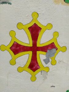 12 zackiger Wappen in 4 Richtungen, außen gelb, innen rot